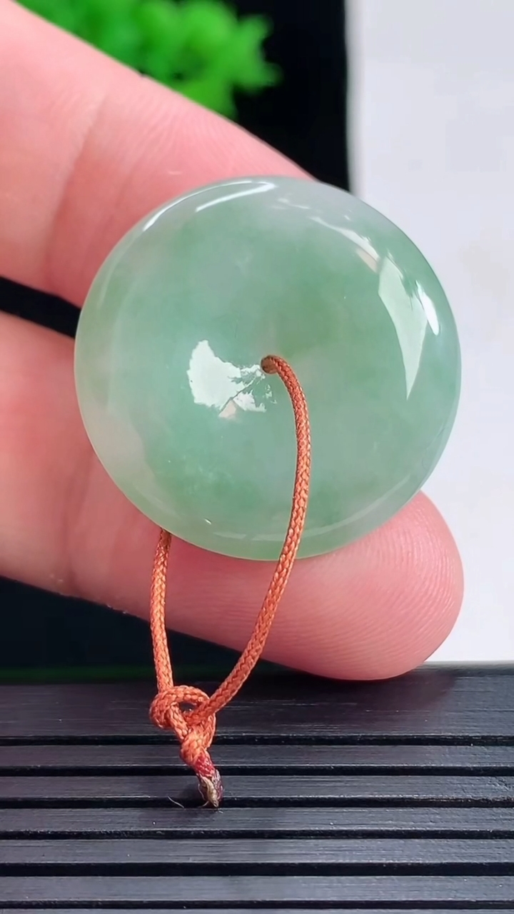 天然A货翡翠平安扣吊坠，尺寸26-5重量:7.49g
5月17日