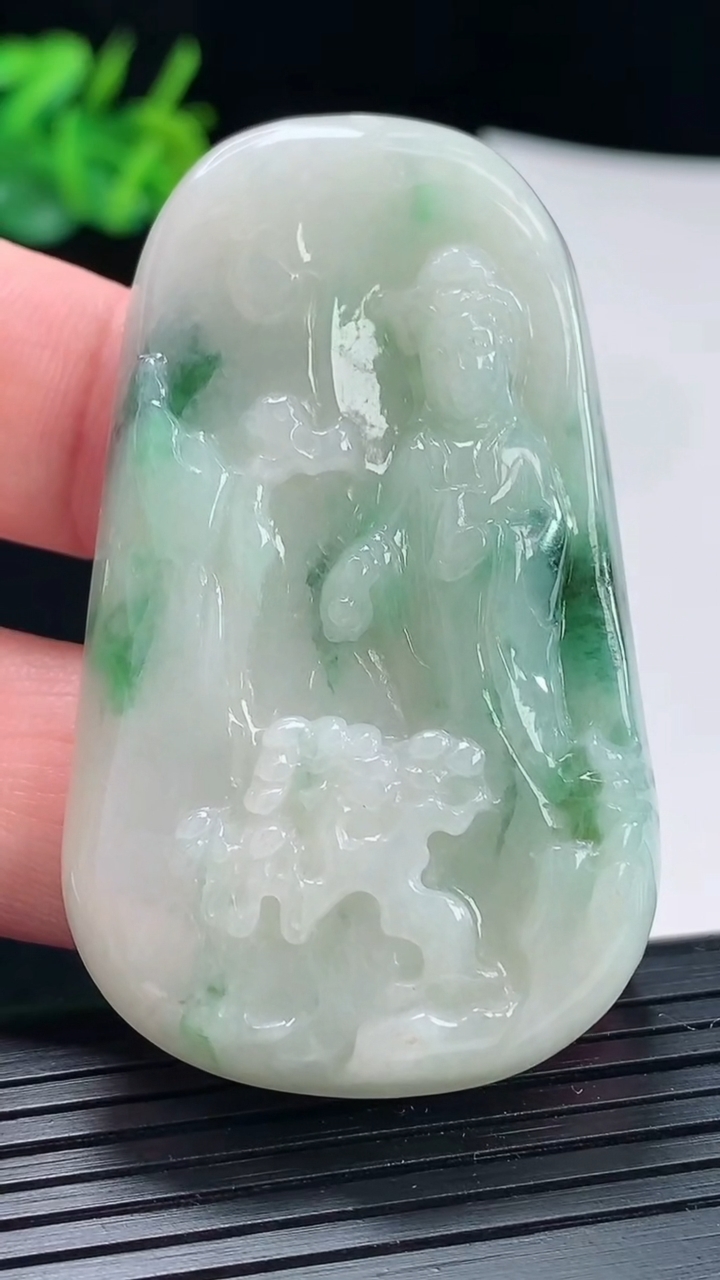 天然A货翡翠观音菩萨吊坠，尺寸55.8-32.3-6.2重:29.54g396
5月17日