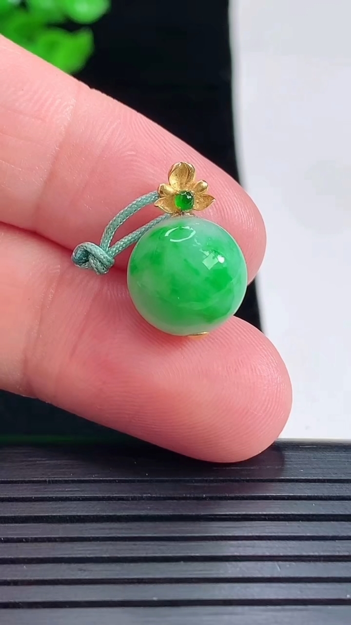 天然A货翡翠圆珠吊坠，尺寸12.2重量:3.28g5月17日
工厂直销收藏佳品,种好水足，色泽均匀，