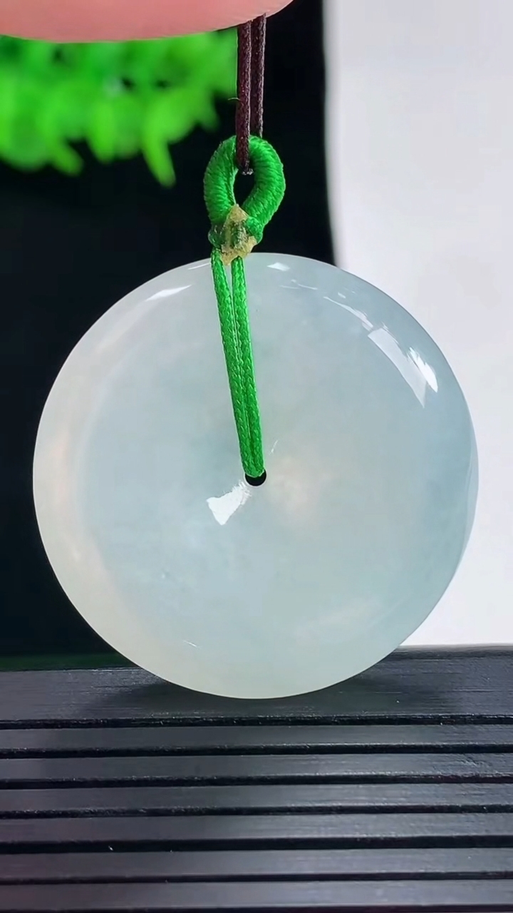 天然A货翡翠平安扣吊坠，尺寸31.5-6重量:13.12g
5月17日