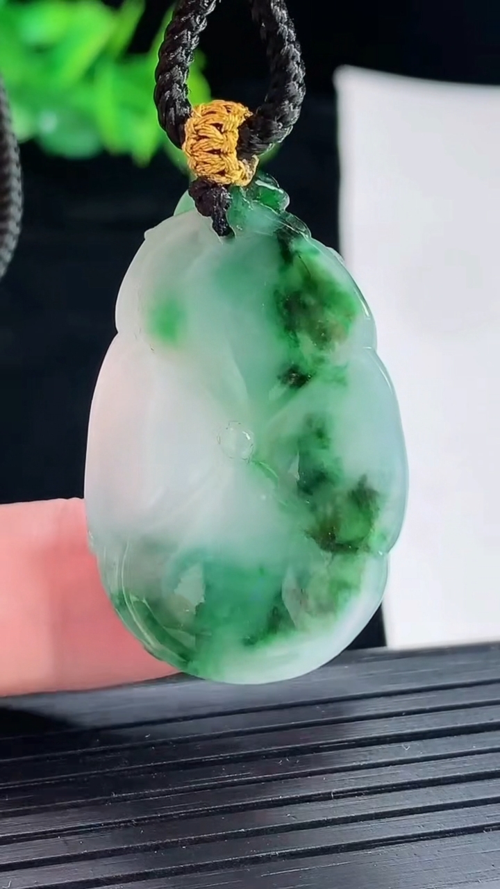 天然A货翡翠和和美美 荷叶鱼吊坠，尺寸37-23.8-10.2重:11.36g474
5月17日