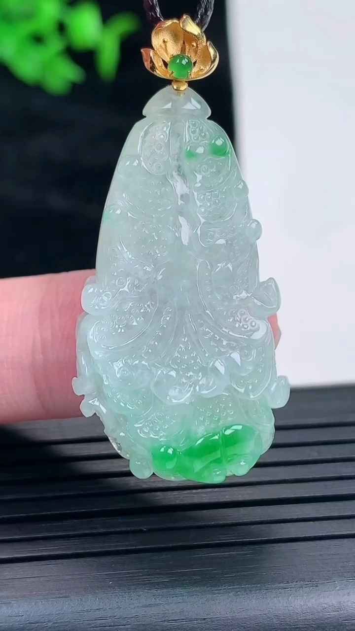 天然A货翡翠白菜吊坠，尺寸36-20-7重量:7.88g
5月17日