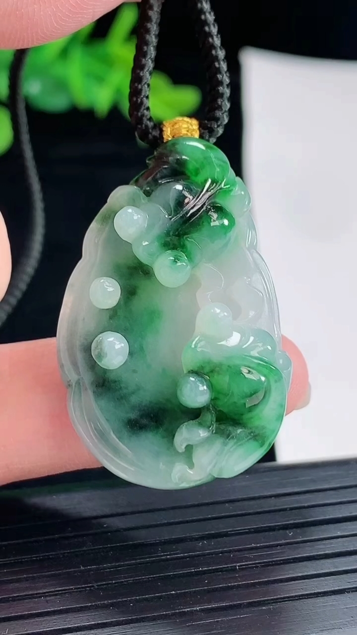 天然A货翡翠和和美美 荷叶鱼吊坠，尺寸37-23.8-10.2重:11.36g474
5月17日