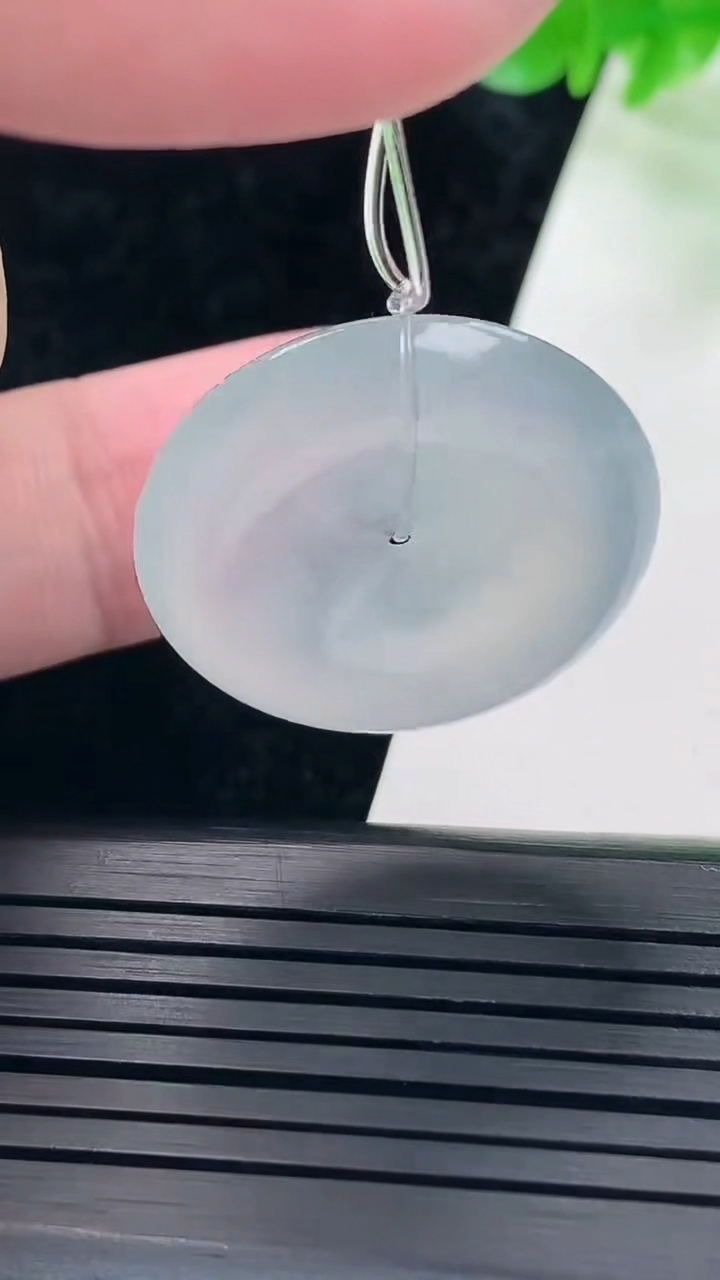 天然A货翡翠平安扣吊坠，尺寸27-6重量:8.21g
5月17日
