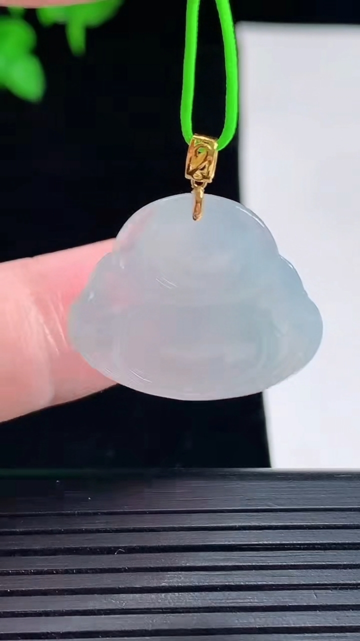 天然A货翡翠种白冰佛公吊坠，尺寸20-23.5-6重量:4.22g
5月17日