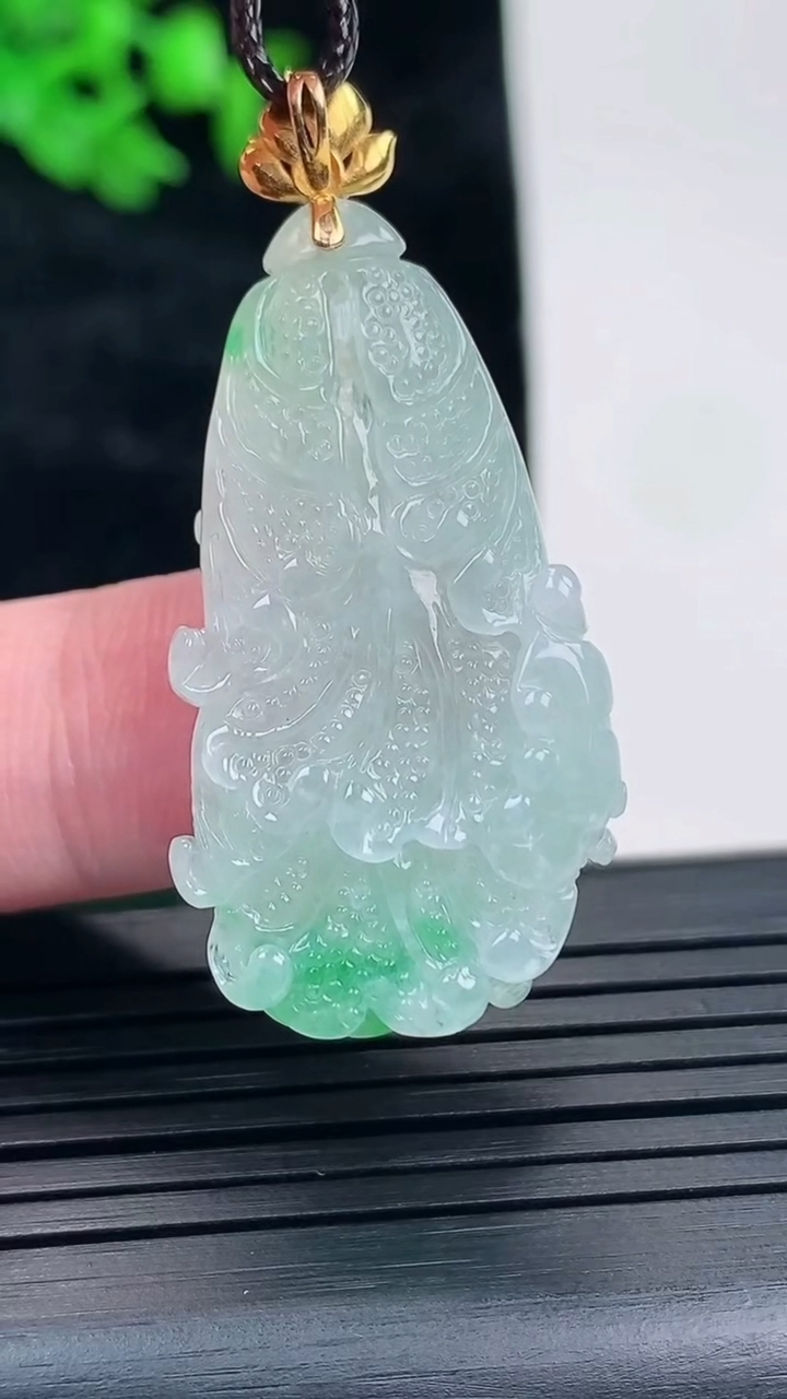 天然A货翡翠白菜吊坠，尺寸36-20-7重量:7.88g
5月17日