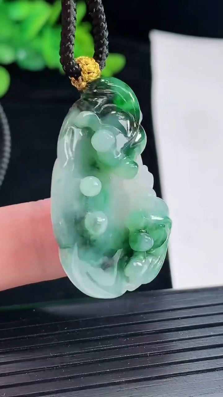 天然A货翡翠和和美美 荷叶鱼吊坠，尺寸37-23.8-10.2重:11.36g474
5月17日
