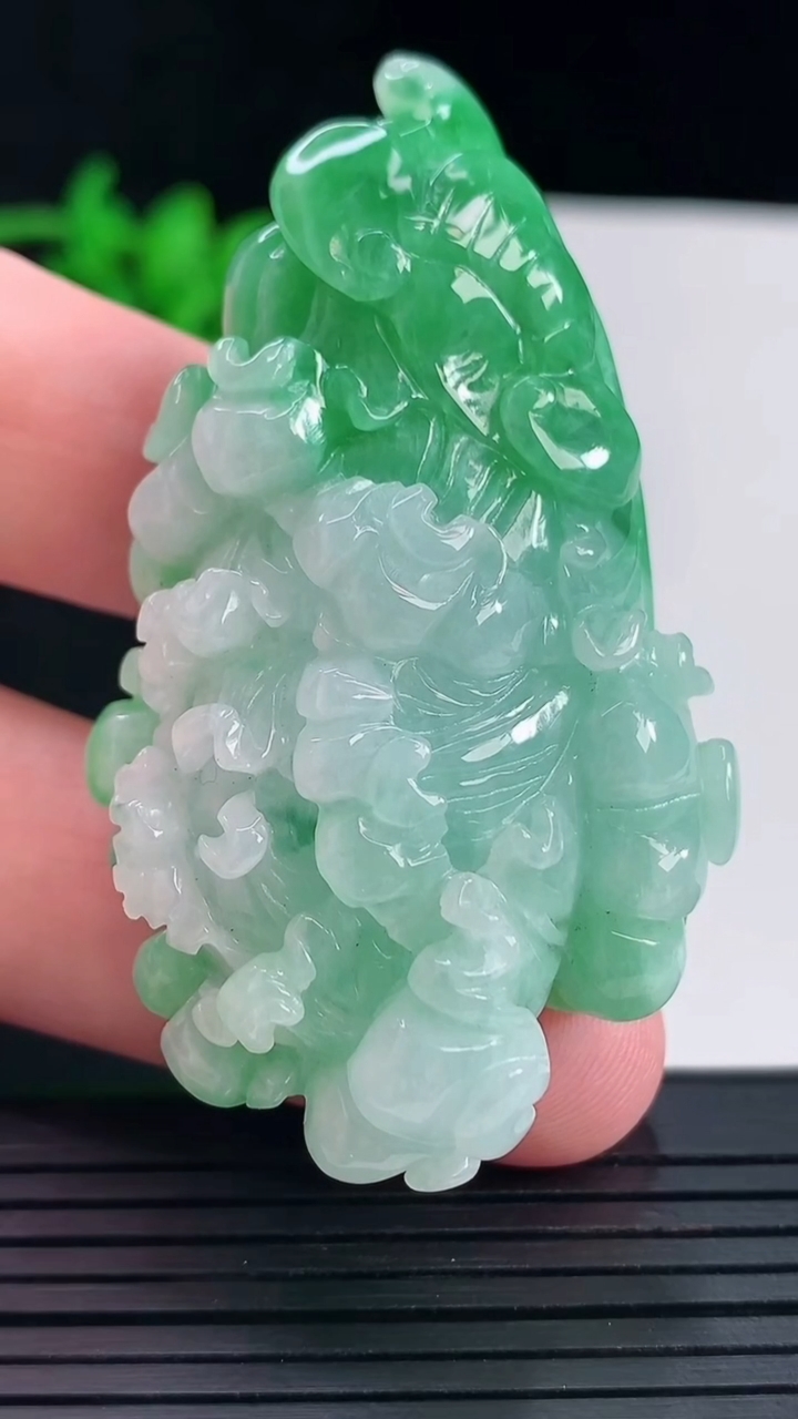 天然A货翡翠白菜吊坠，尺寸62-36-20重量:50.98g
5月17日