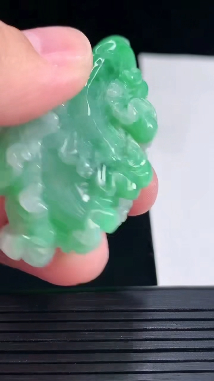 天然A货翡翠白菜吊坠，尺寸62-36-20重量:50.98g
5月17日