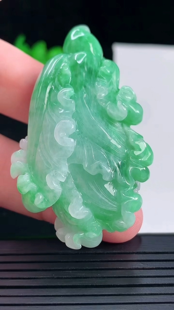 天然A货翡翠白菜吊坠，尺寸62-36-20重量:50.98g
5月17日