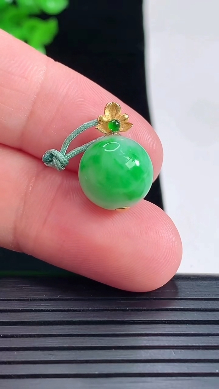天然A货翡翠圆珠吊坠，尺寸12.2重量:3.28g5月17日
工厂直销收藏佳品,种好水足，色泽均匀，