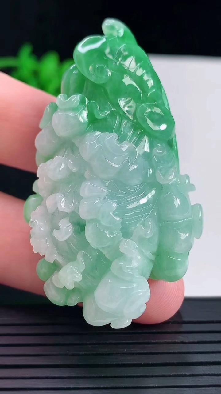 天然A货翡翠白菜吊坠，尺寸62-36-20重量:50.98g
5月17日