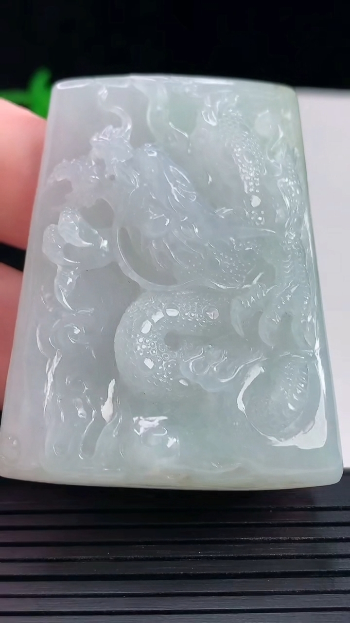 天然A货翡翠龙牌吊坠，尺寸57-41.6-8重量:50.80g
5月17日