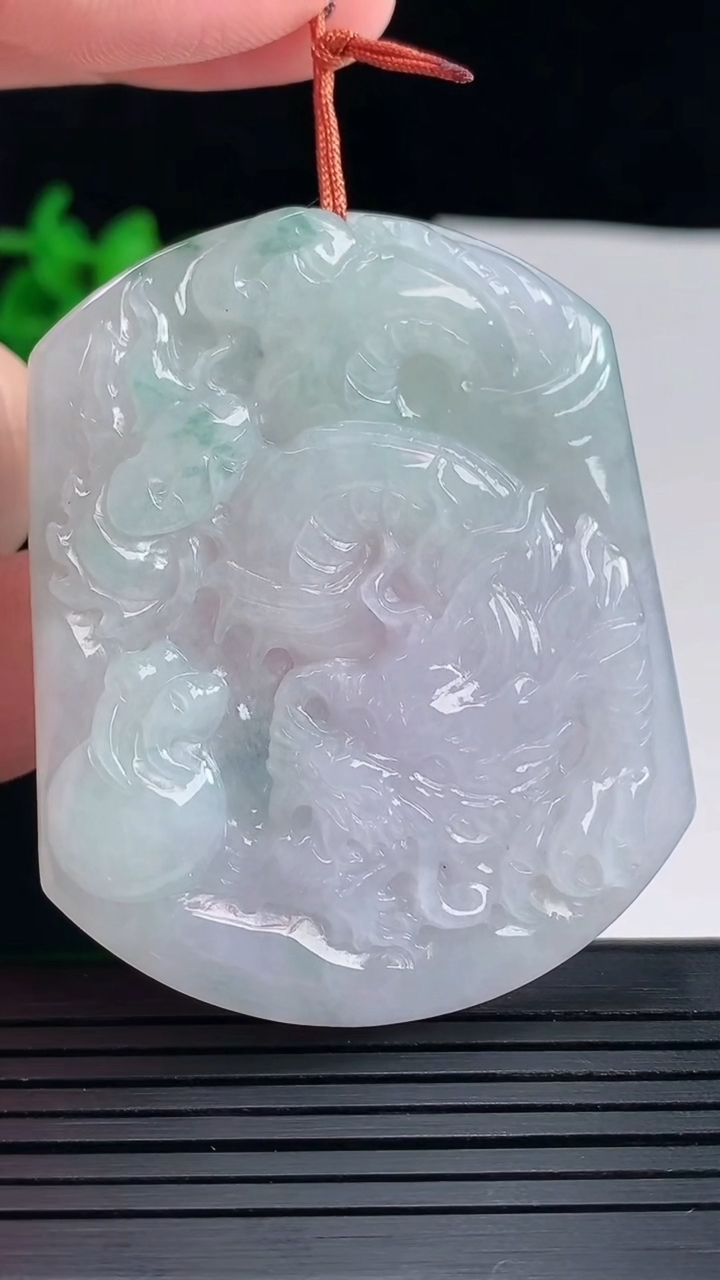 天然A货翡翠飘花龙牌吊坠，尺寸55.6-45.5-5重量:28.07g
5月17日