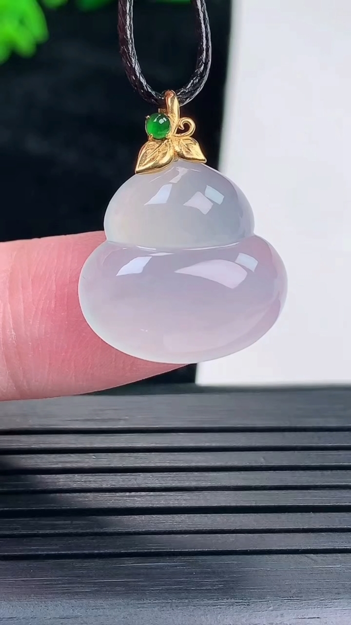 天然A货翡翠种白冰葫芦吊坠，尺寸18-18.5-5.2重量:3.20g
5月17日