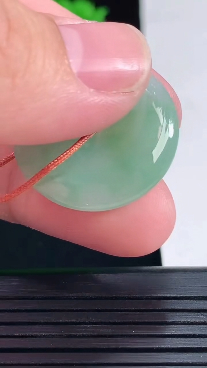 天然A货翡翠平安扣吊坠，尺寸26-5重量:7.49g
5月17日