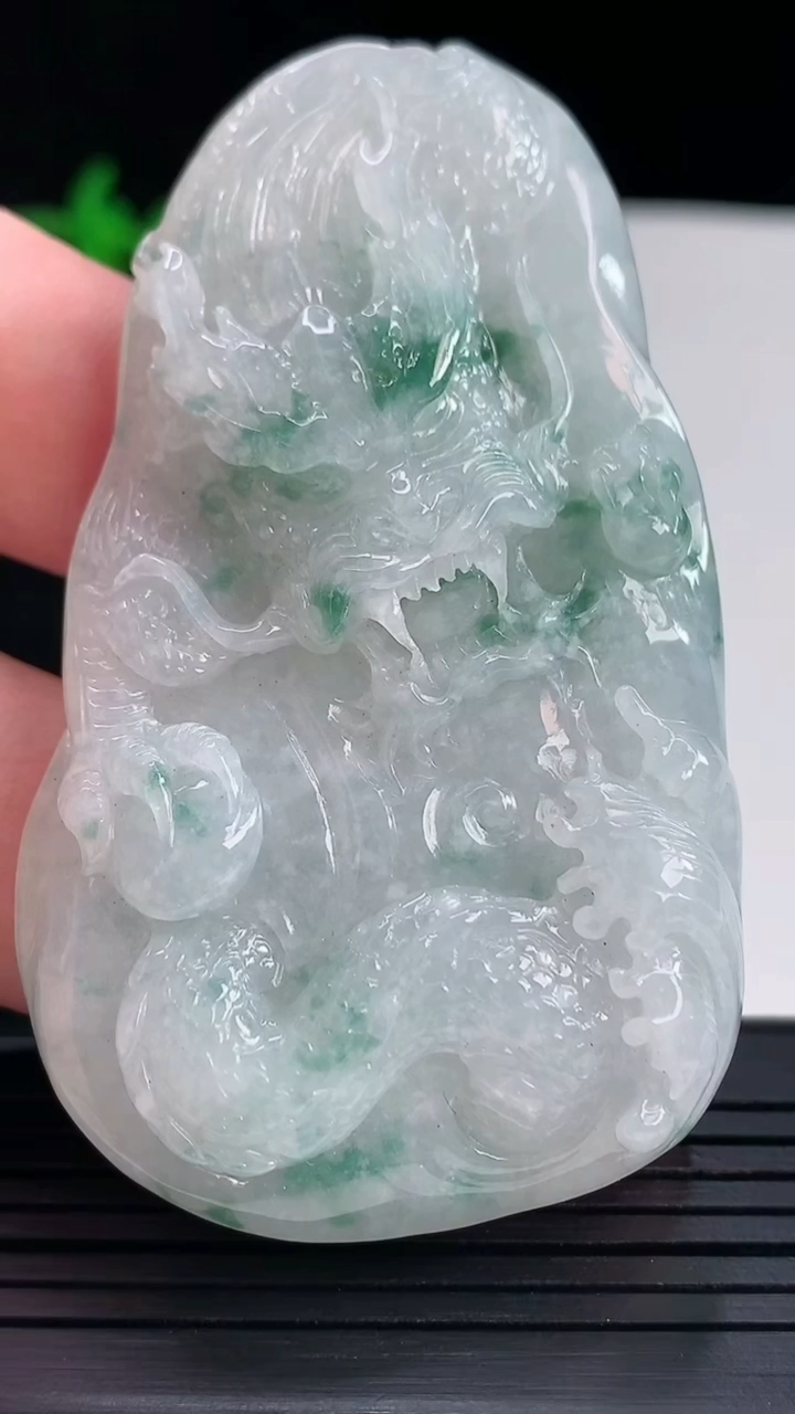 天然A货翡翠飘花龙牌吊坠，尺寸67-39.5-9重量:40.59g
5月17日