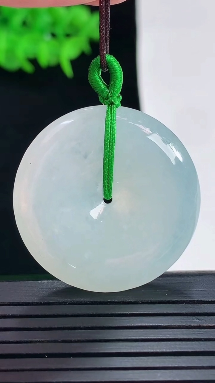 天然A货翡翠平安扣吊坠，尺寸31.5-6重量:13.12g
5月17日