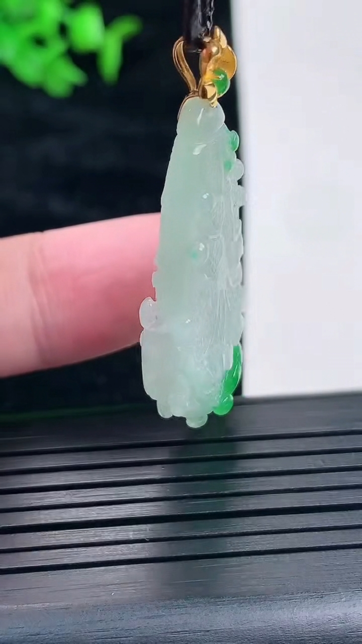 天然A货翡翠白菜吊坠，尺寸36-20-7重量:7.88g
5月17日
