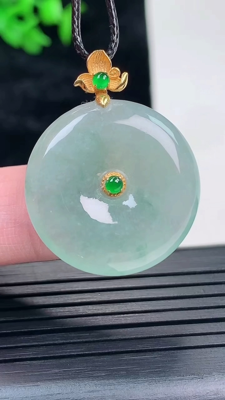 天然A货翡翠平安扣吊坠，尺寸32-25-5重量:7.34g
5月17日