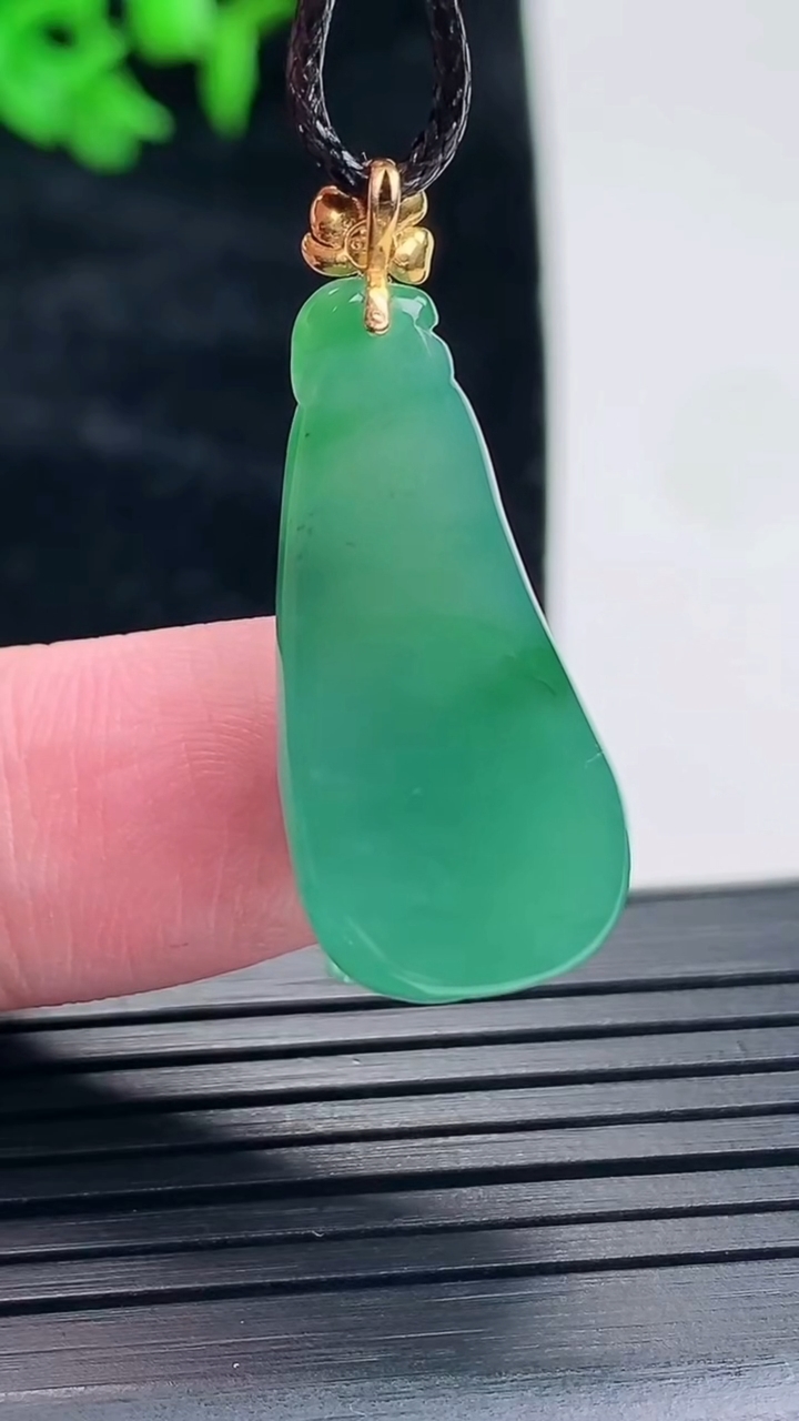 天然A货翡翠福瓜吊坠，尺寸25.5-13.2-7重量:4.13g
5月17日