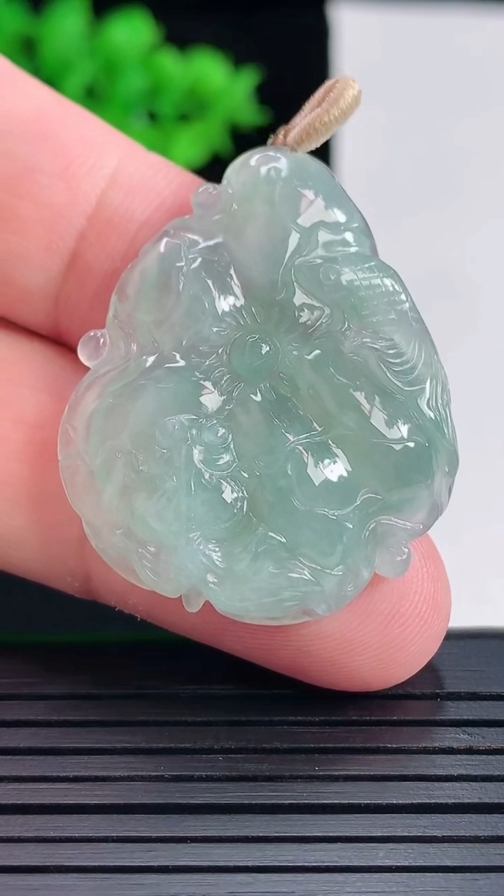 天然A货翡翠和和美美 荷叶鱼吊坠，尺寸36.5-30-6.2重量:9.55g
5月17日