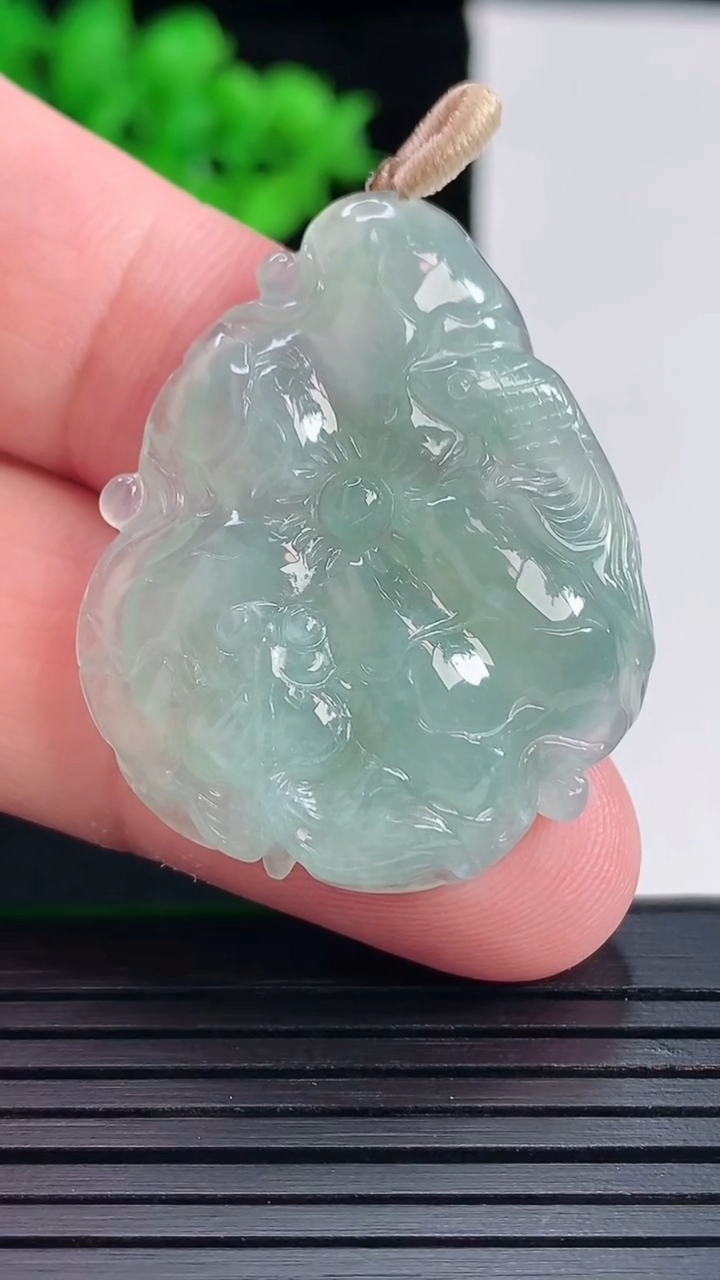 天然A货翡翠和和美美 荷叶鱼吊坠，尺寸36.5-30-6.2重量:9.55g
5月17日