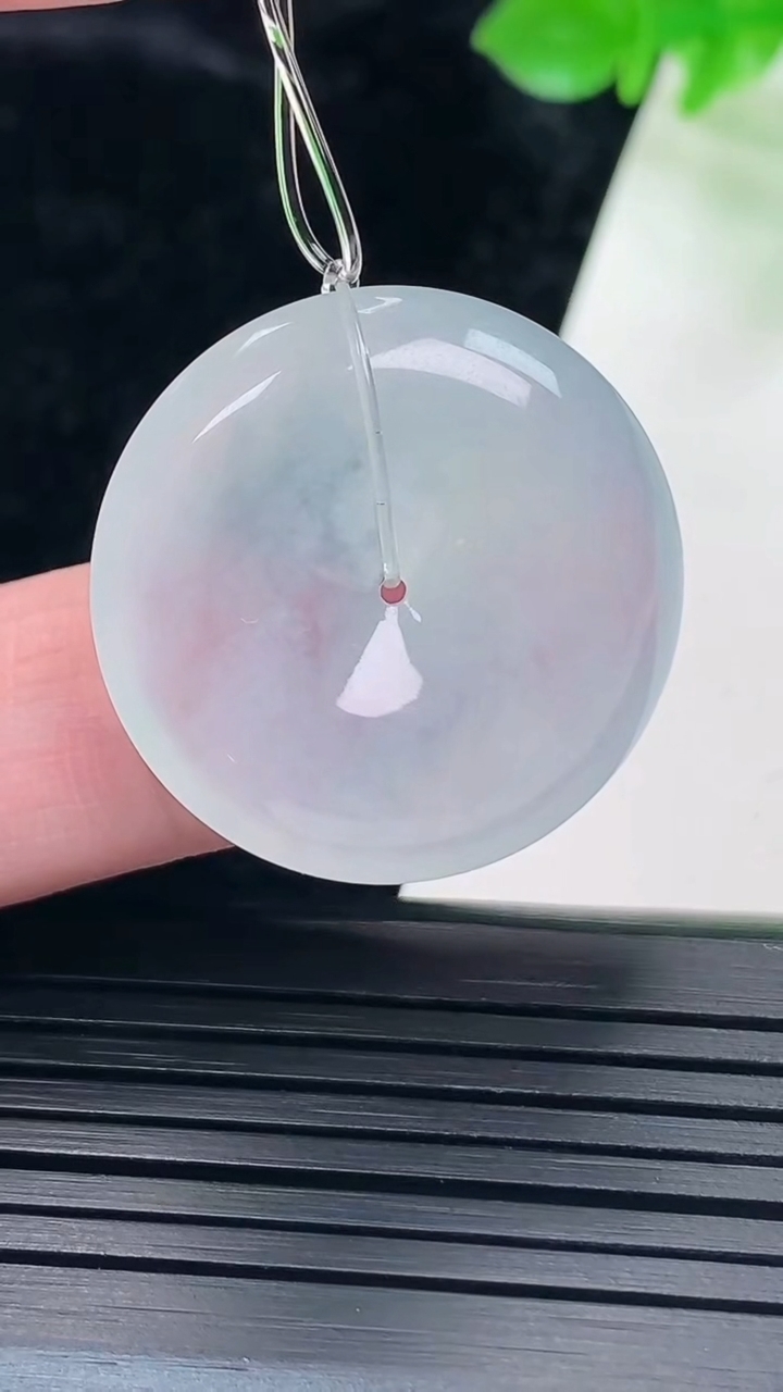 天然A货翡翠平安扣吊坠，尺寸27-6重量:8.21g
5月17日