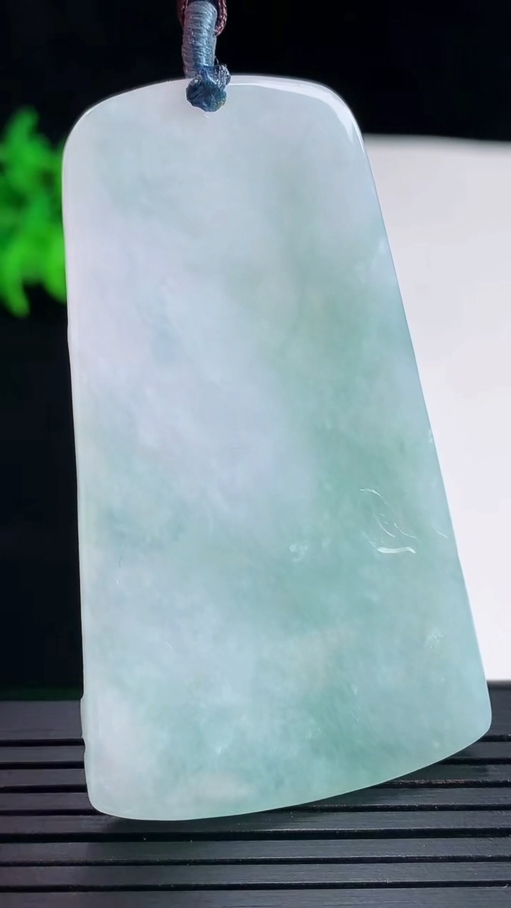 天然A货翡翠飘花大势至菩萨吊坠，尺寸60.5-35.6-5.5重量:26.69g
5月17日