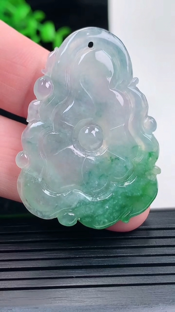 天然A货翡翠和和美美 荷叶鱼吊坠，尺寸45-33-5重量:13.33g
5月17日