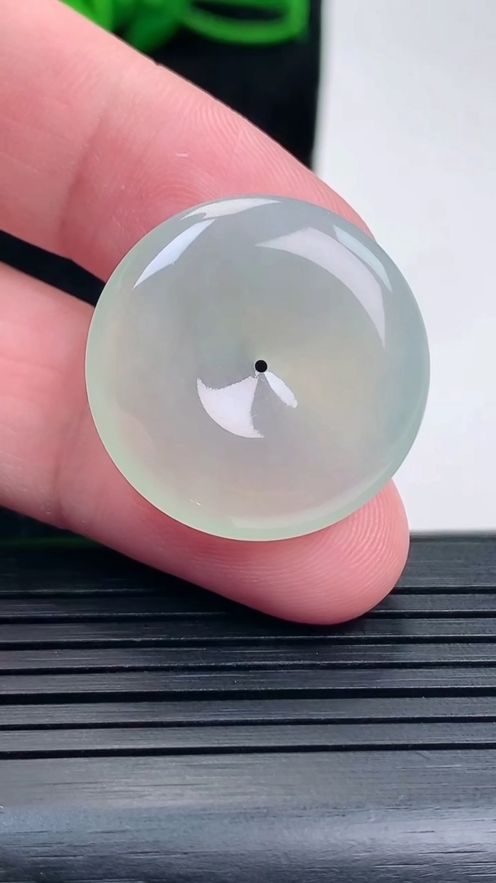 天然A货翡翠平安扣吊坠，尺寸26-4.6重量:6.48g
5月17日
