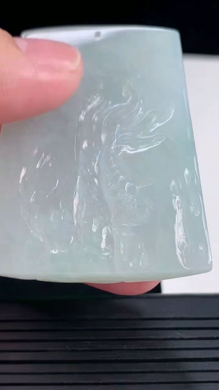 天然A货翡翠龙牌吊坠，尺寸57-41.6-8重量:50.80g
5月17日