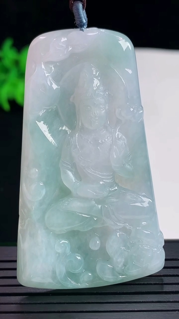 天然A货翡翠飘花大势至菩萨吊坠，尺寸60.5-35.6-5.5重量:26.69g
5月17日