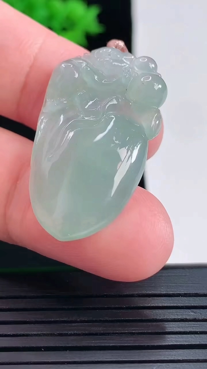 天然A货翡翠寿桃吊坠，尺寸33.5-20-5.2重量:6.57g
5月17日