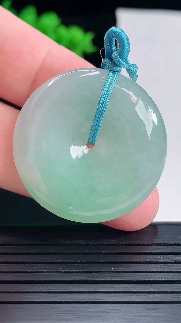 天然A货翡翠平安扣吊坠，尺寸33.5-6.5重量:15.11g
5月17日
