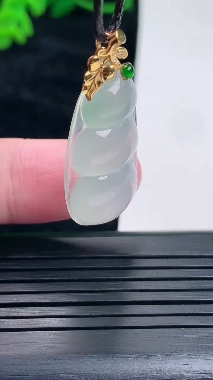 天然A货翡翠福豆吊坠，尺寸30.5-15-5.2重量:3.97g
5月17日