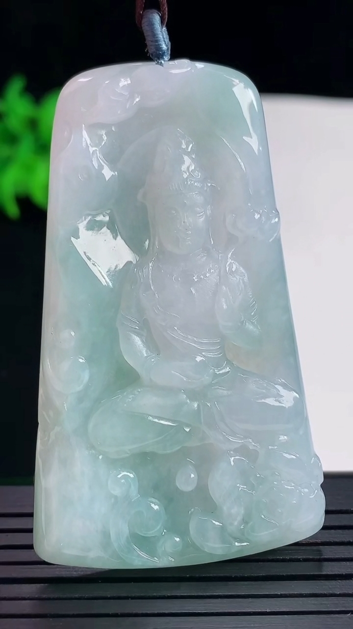 天然A货翡翠飘花大势至菩萨吊坠，尺寸60.5-35.6-5.5重量:26.69g
5月17日