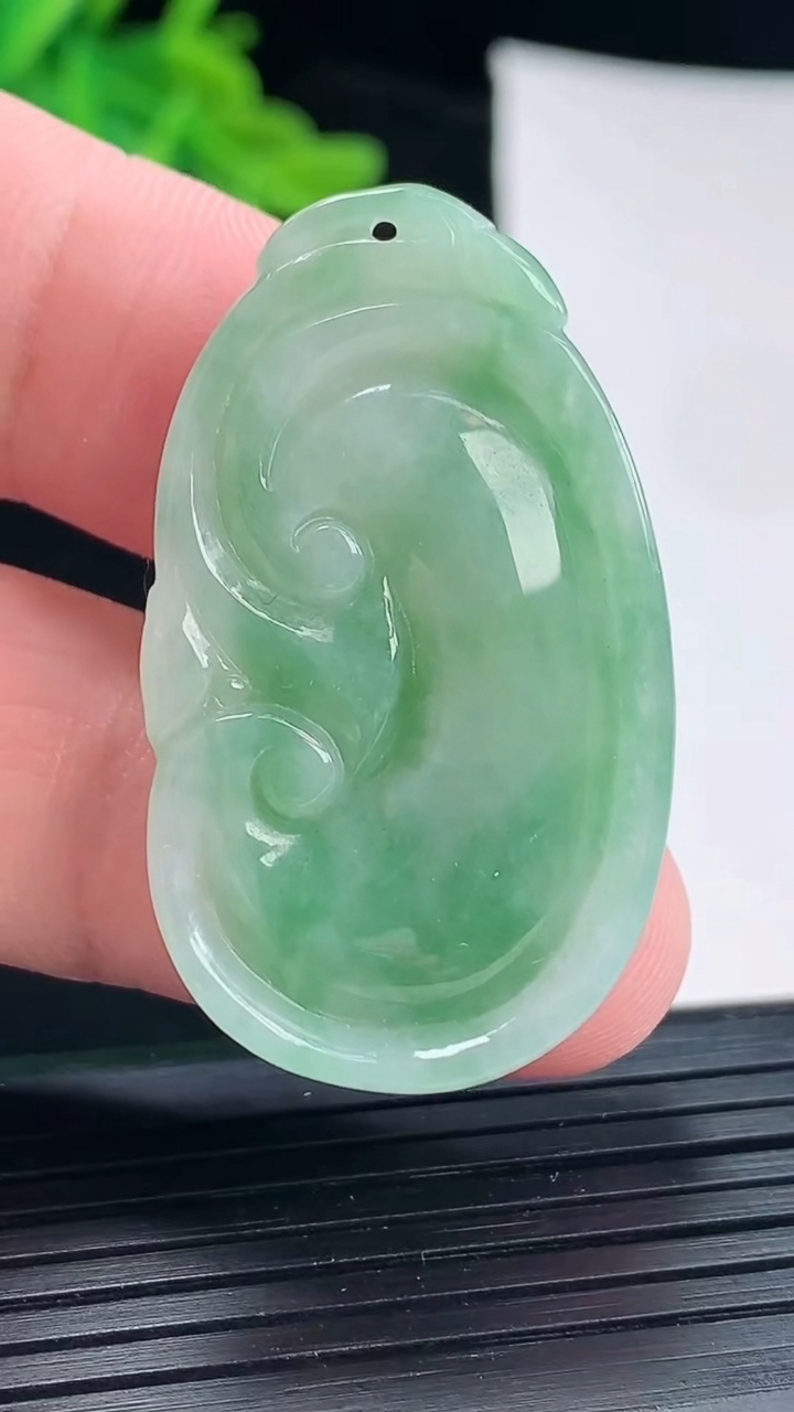 天然A货翡翠如意吊坠，尺寸39.2-23-5.8重:10.05g396
5月17日