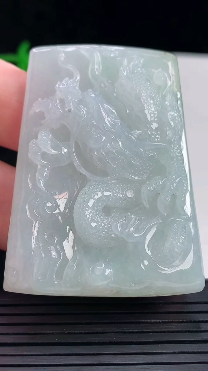天然A货翡翠龙牌吊坠，尺寸57-41.6-8重量:50.80g
5月17日