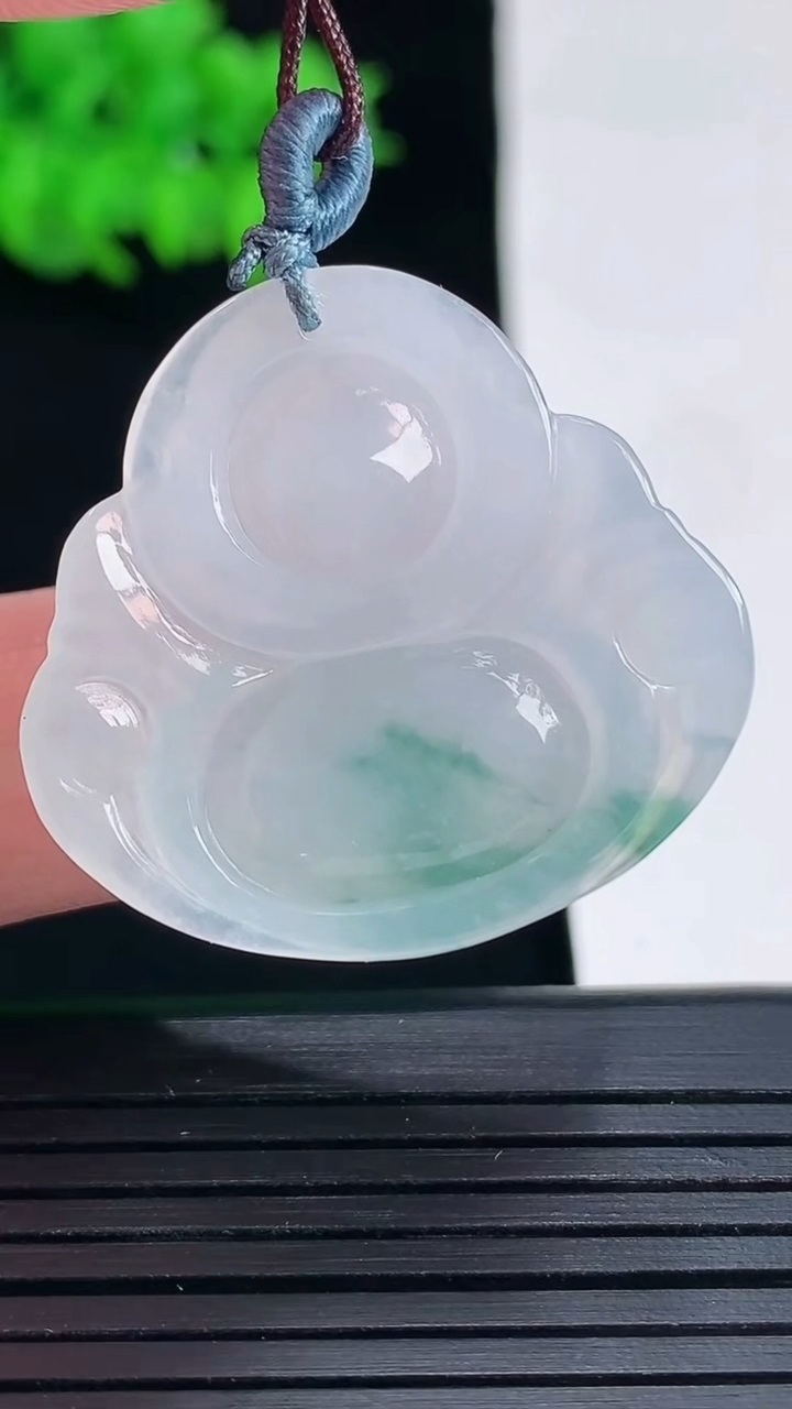 天然A货翡翠飘花佛公吊坠，尺寸29-31-5.2重量:7.49g
5月17日