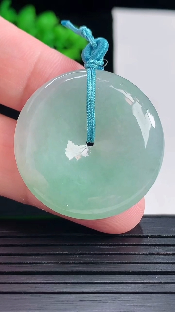 天然A货翡翠平安扣吊坠，尺寸33.5-6.5重量:15.11g
5月17日