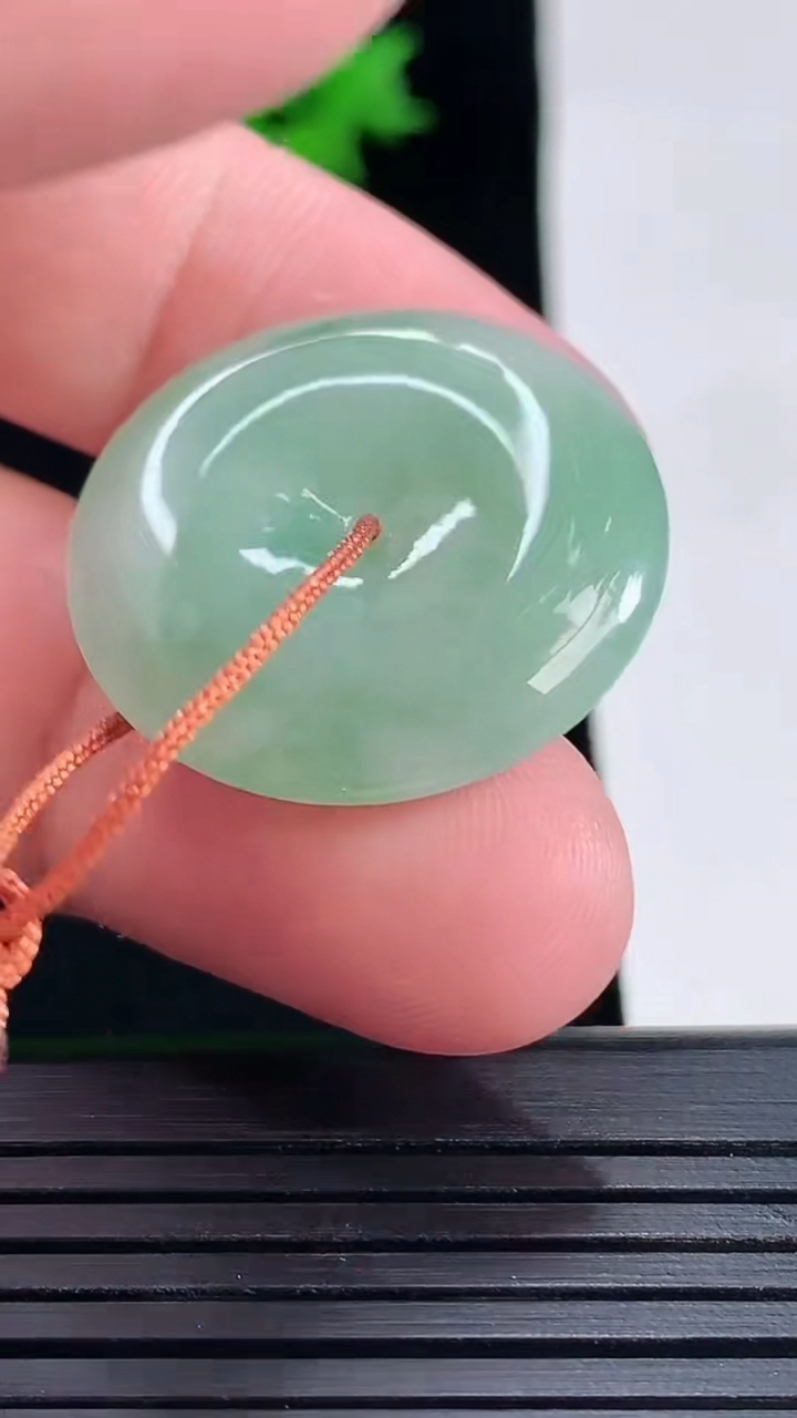 天然A货翡翠平安扣吊坠，尺寸26-5重量:7.49g
5月17日