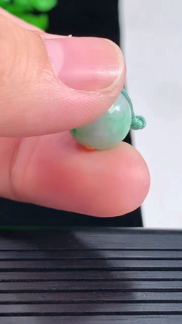 天然A货翡翠圆珠吊坠，尺寸12.2重量:3.28g5月17日
工厂直销收藏佳品,种好水足，色泽均匀，有种有色，上手高大气！