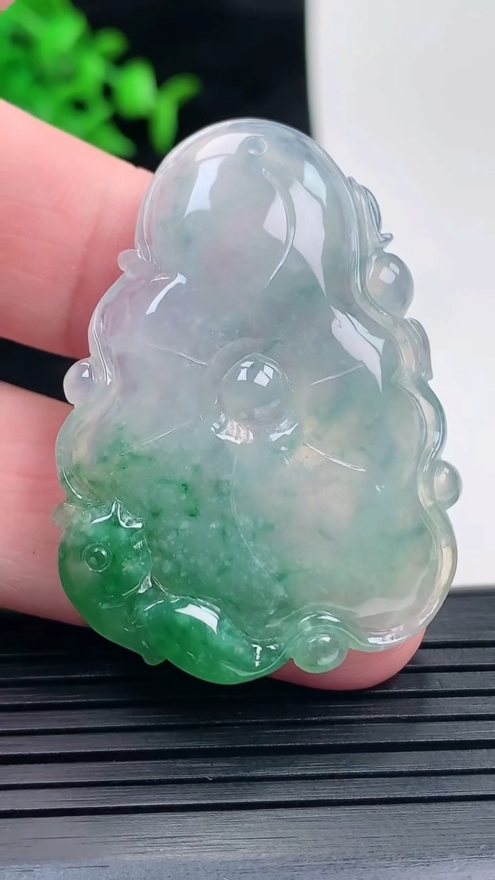 天然A货翡翠和和美美 荷叶鱼吊坠，尺寸45-33-5重量:13.33g
5月17日
