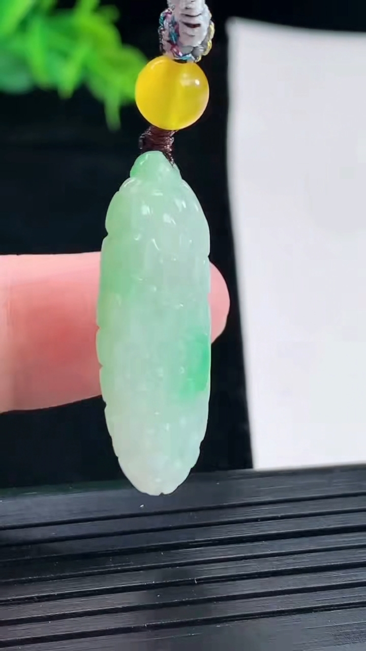 天然A货翡翠多子多福 葡萄吊坠，尺寸33-14.6-8.2重:6.60g876
5月17日