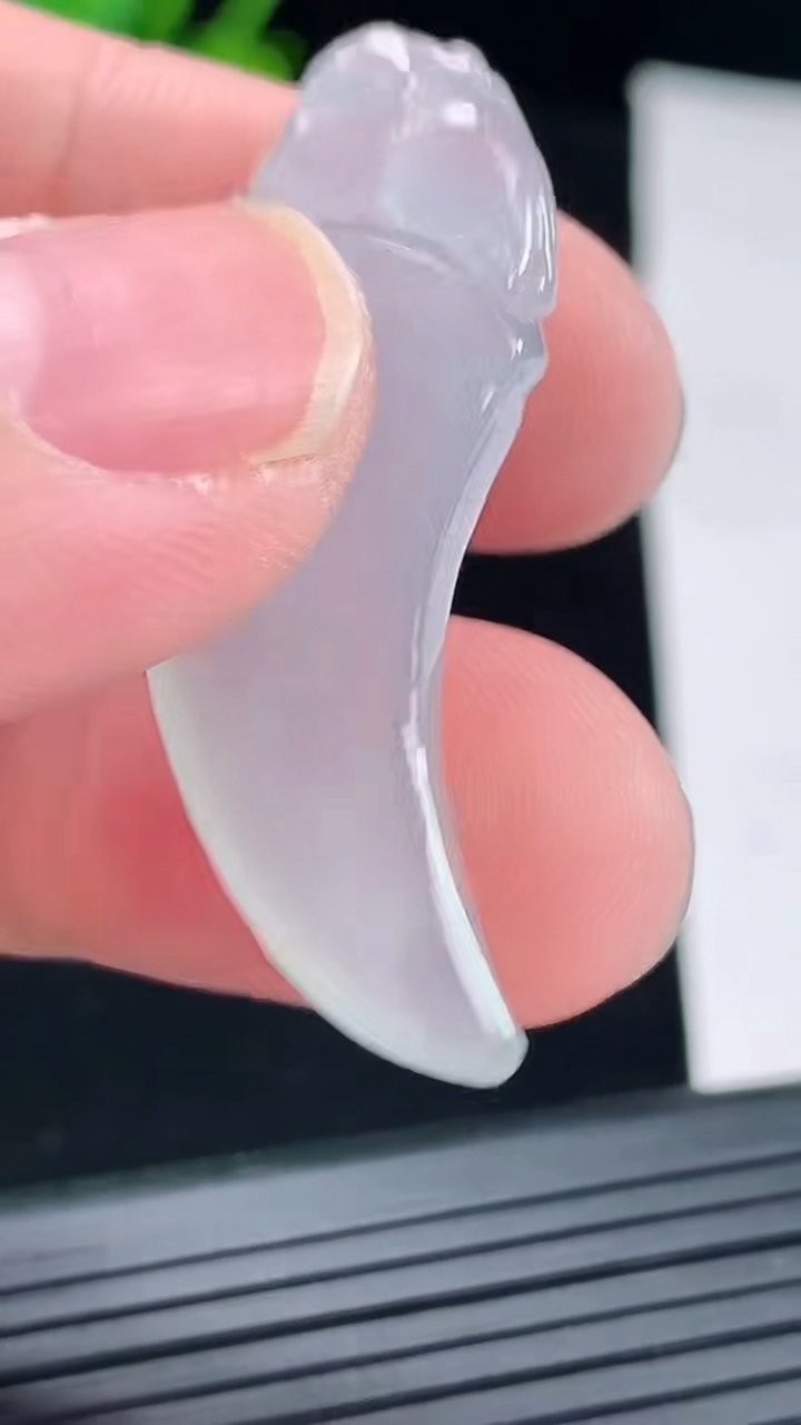 天然A货翡翠龙牙吊坠，尺寸40-15-5.8重:6.67g12
5月17日