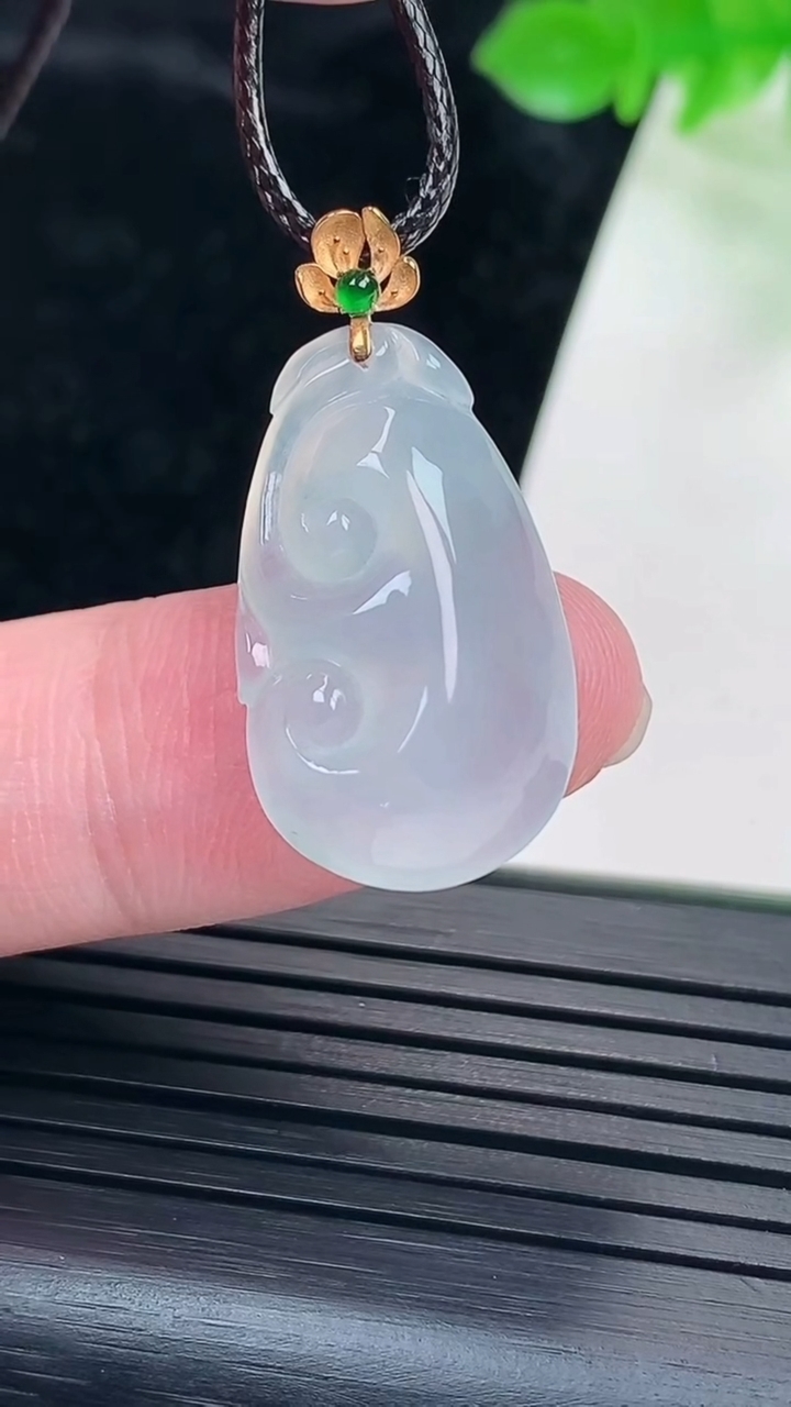 天然A货翡翠如意吊坠，尺寸22.5-14-5.8重量:3.02g
5月17日