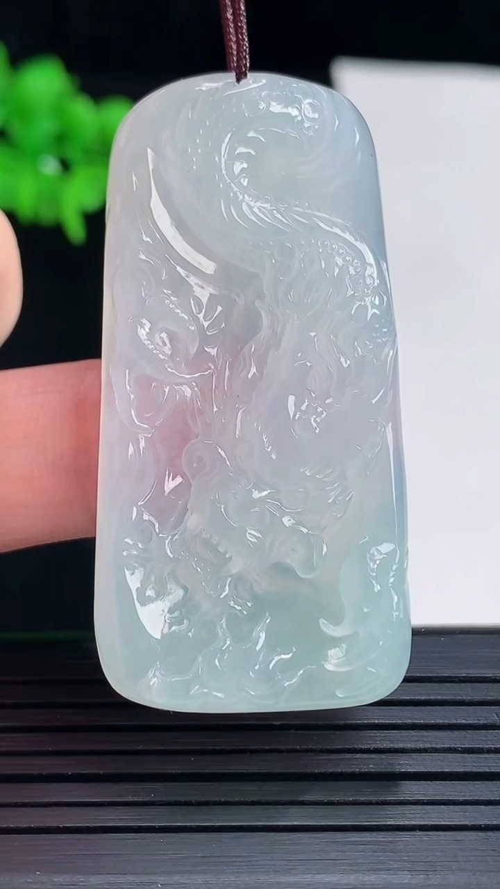 天然A货翡翠龙牌吊坠，尺寸50.6-24-5.8重量:15.03g
5月18日