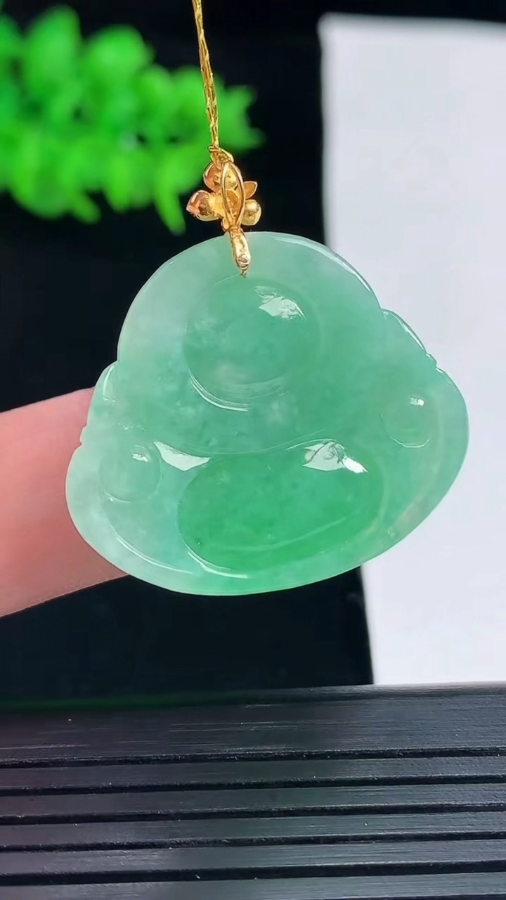 天然A货翡翠佛公吊坠，尺寸25-29.5-7.2重量:8.30g
5月18日