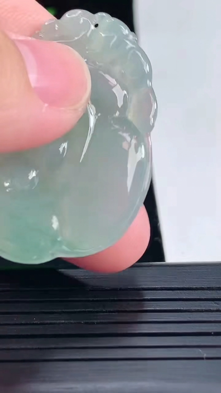 天然A货翡翠如意吊坠，尺寸43-28-5.8重量:11.18g
5月18日